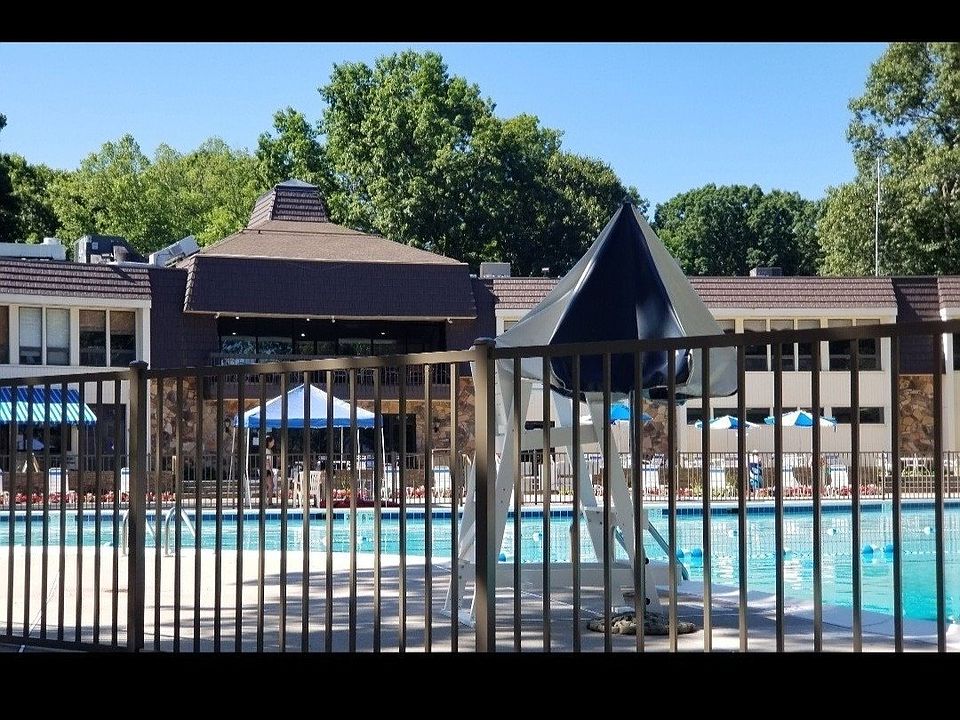 1st image of 437 Clubhouse Ct