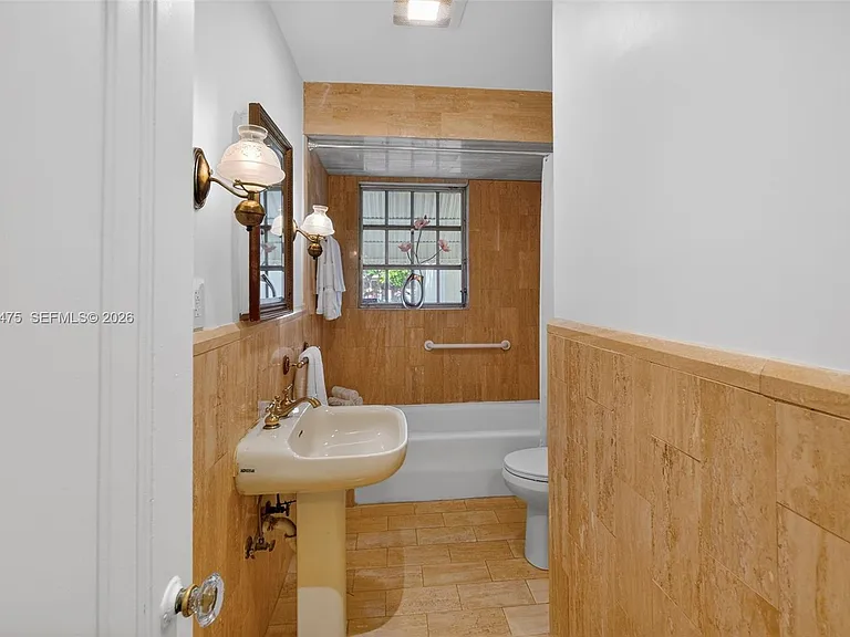 1305 Alhambra Cir — Photo 31