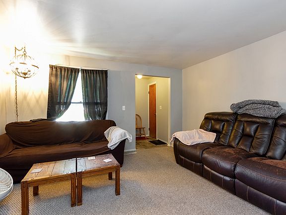 2nd image of 616-618 Hemlock Ln
