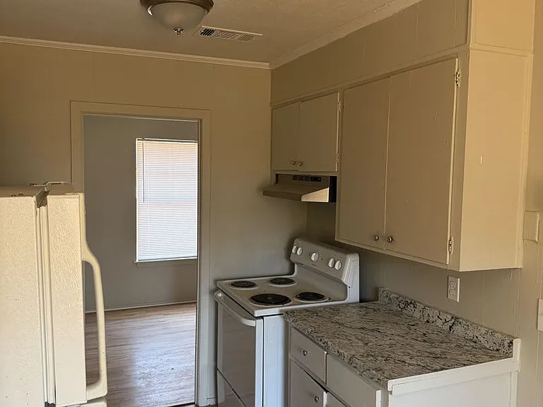 332 N Flag Chapel Rd — Photo 3