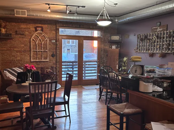 223 E Chicago St APT 5, Elgin, IL 60120