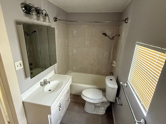 2nd image of 815 10th St #2
