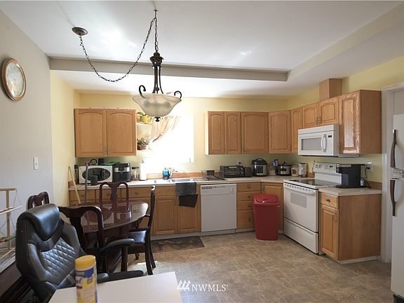 The garage on the main house was converted to two 1BD/1BA apartments.  This is the downstairs apartment kitchen.  Currently renting for $1050.  All appliances will stay.  More photos available upon request.>