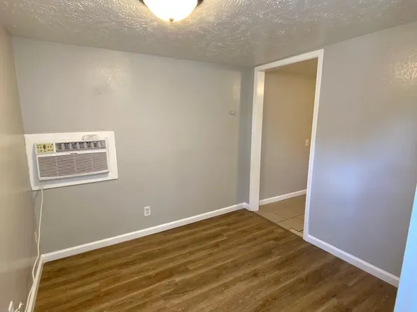 805 7th St, 805 7th Ave #8, Dodge City, KS 67801