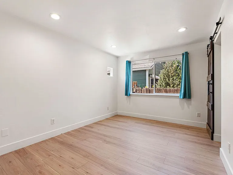 521 Sinclair St — Photo 8