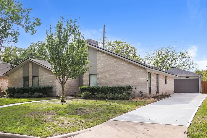 1918 Briarturn Dr — Photo 3