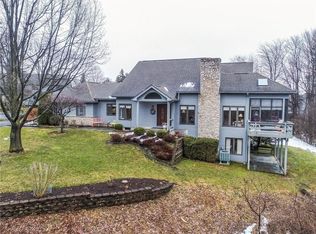 15 Woodcliff Ter, Fairport, NY 14450