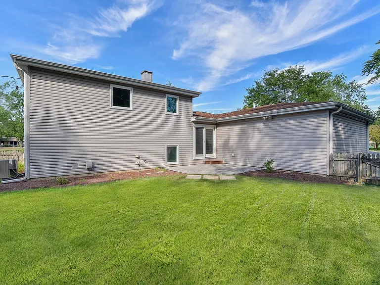 5S480 Campbell Dr — Photo 2