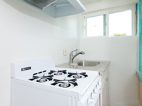 5th image of 408 Topeka St Unit A
