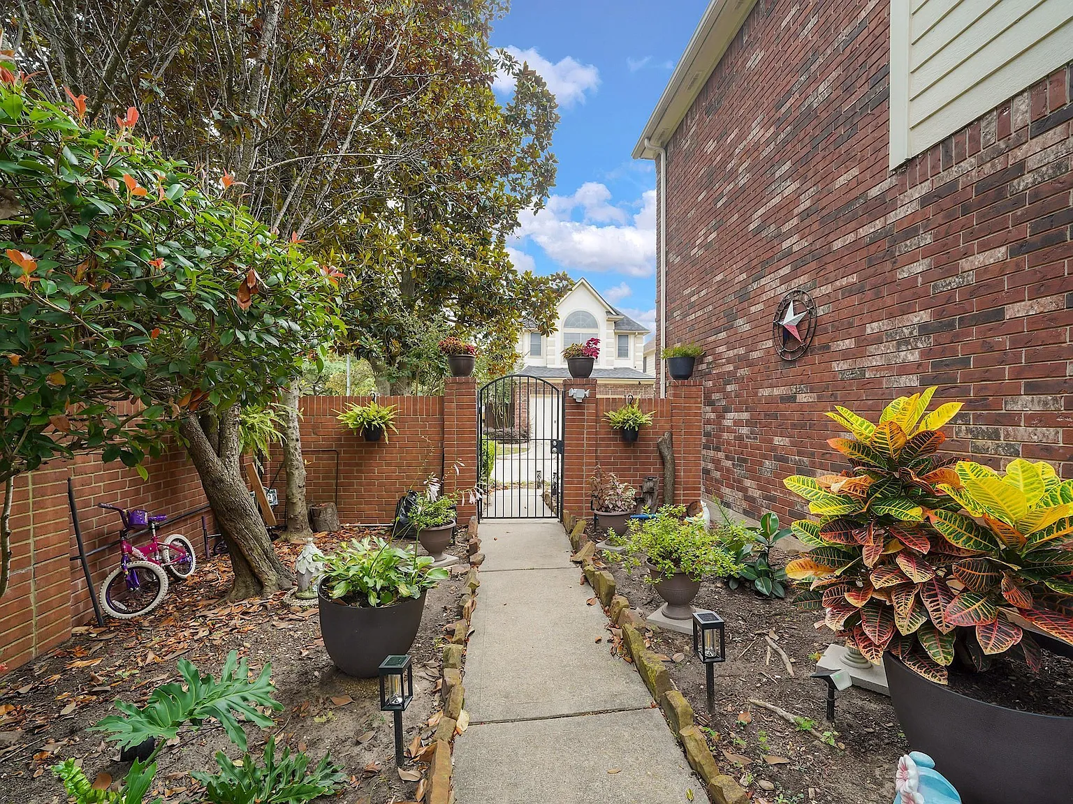 3 bed, 2.5 bath, 2066 sqft, $2,200 — Photo 3