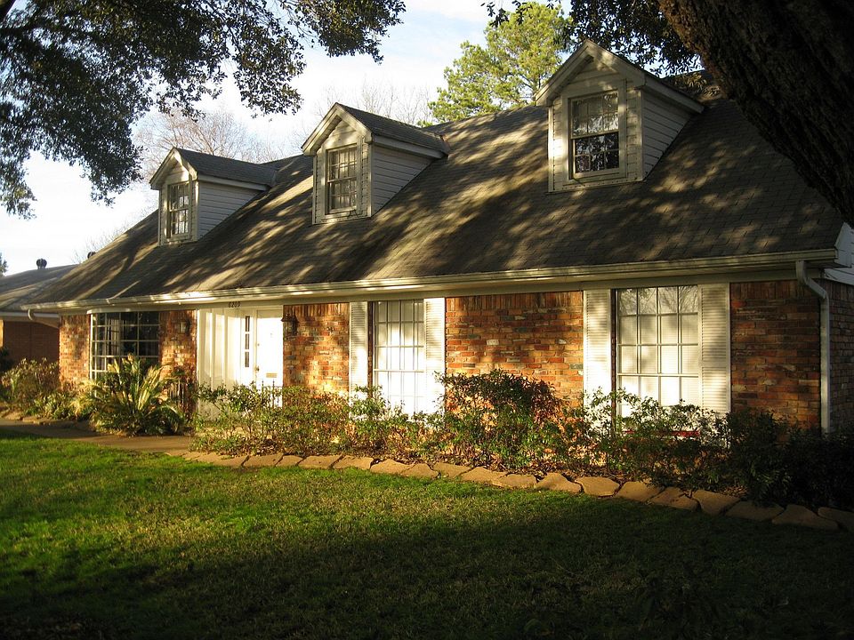 beautiful 5 bed/3bath in Broadmoor Terrace. Location, Location, Location!