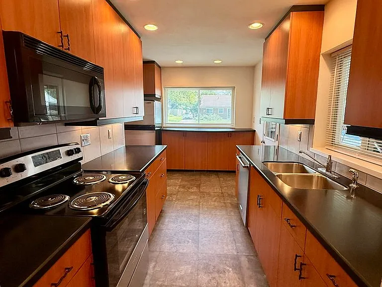 645 Brookfield Rd — Photo 5