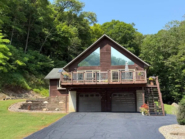 548 Highway 364 Rd, Harpers Ferry, IA 52146
