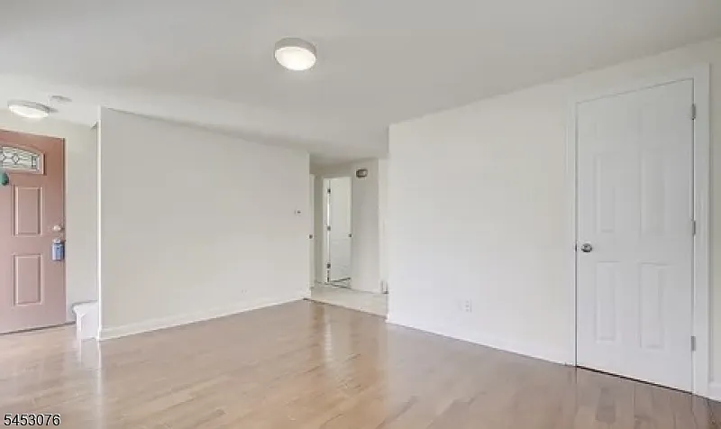 3 bed, 2.0 bath, $3,900 — Photo 4