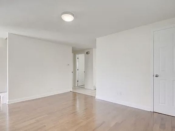 4th image of 443 Downer St