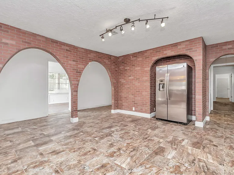 602 Everett St — Photo 5