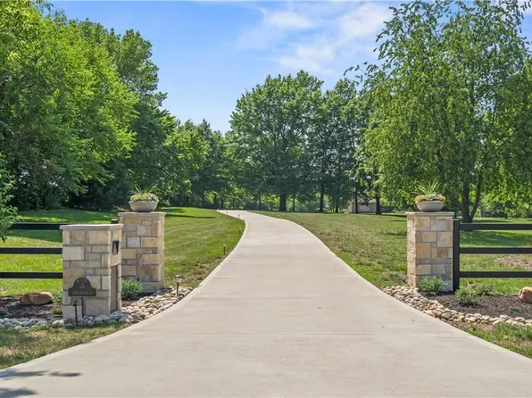 19294 Mission Rd, Stilwell, KS 66085
