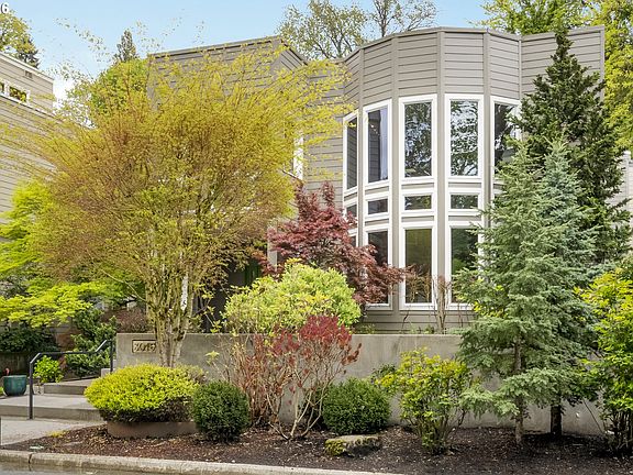 3rd image of 3016 SE Berkeley Pl