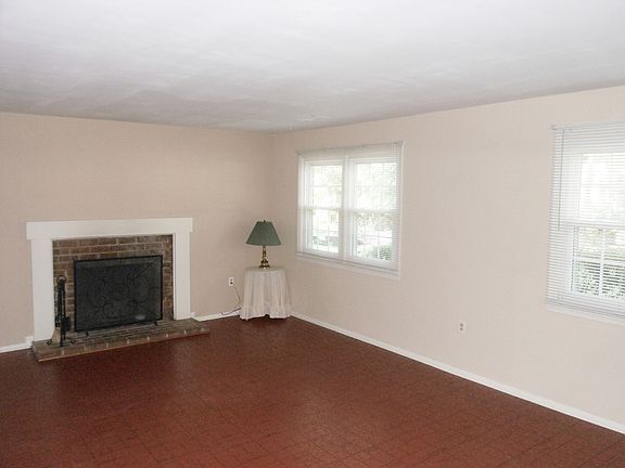 3rd image of 11918 Oakwood Dr