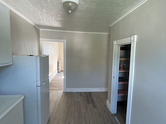5th image of 582 Sunbury St