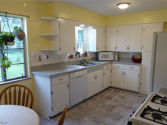 4th image of 23620 Hartland Dr