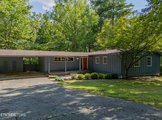 909 W Outer Dr, Oak Ridge, TN 37830