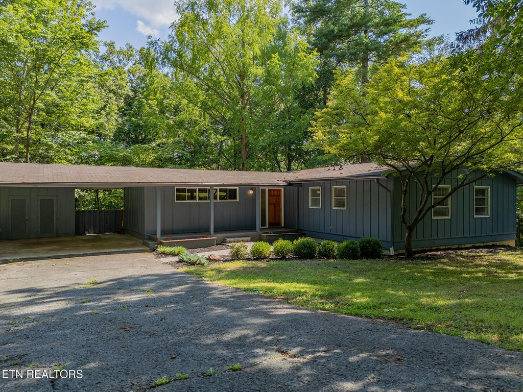 909 W Outer Dr, Oak Ridge, TN