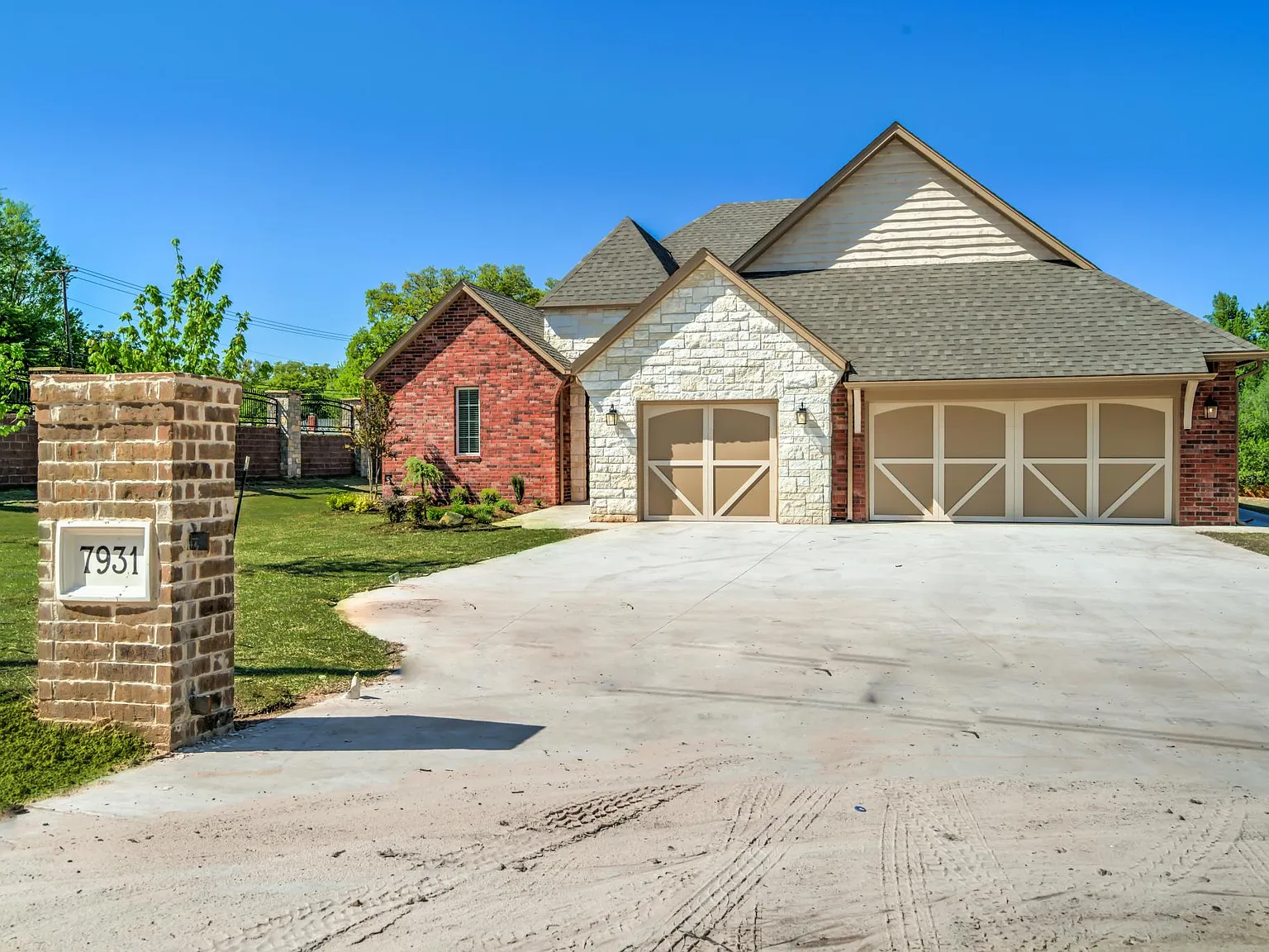 3 bed, 2.5 bath, 2200 sqft, $2,295 — Photo 1