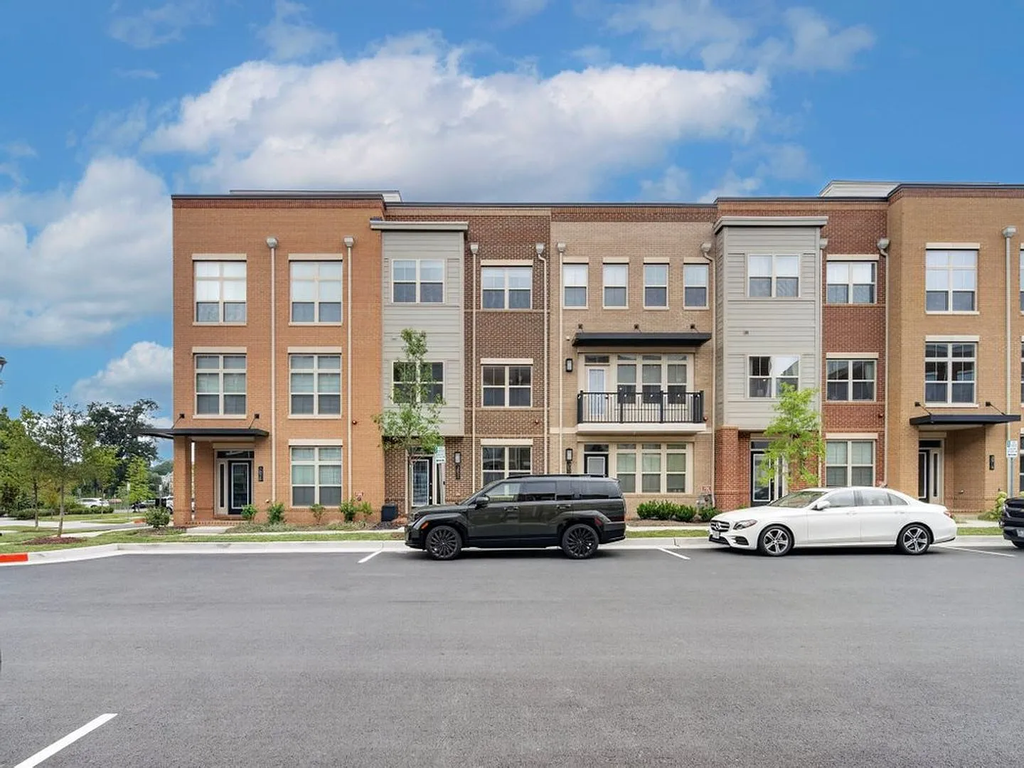 New Contempery Townouse in Boulevard VI Center — Photo 2