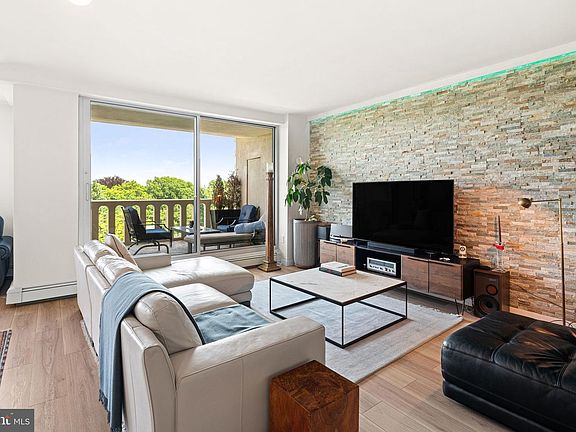 2nd image of 191 Presidential Blvd Unit R630