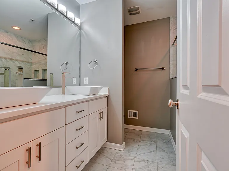64 E Heath St — Photo 21