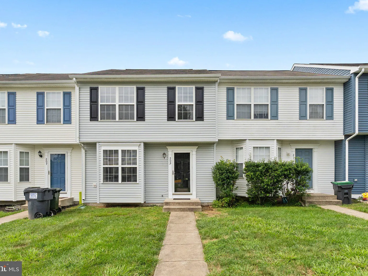 3 bed, 4.0 bath, 1972 sqft, $2,500 — Photo 1