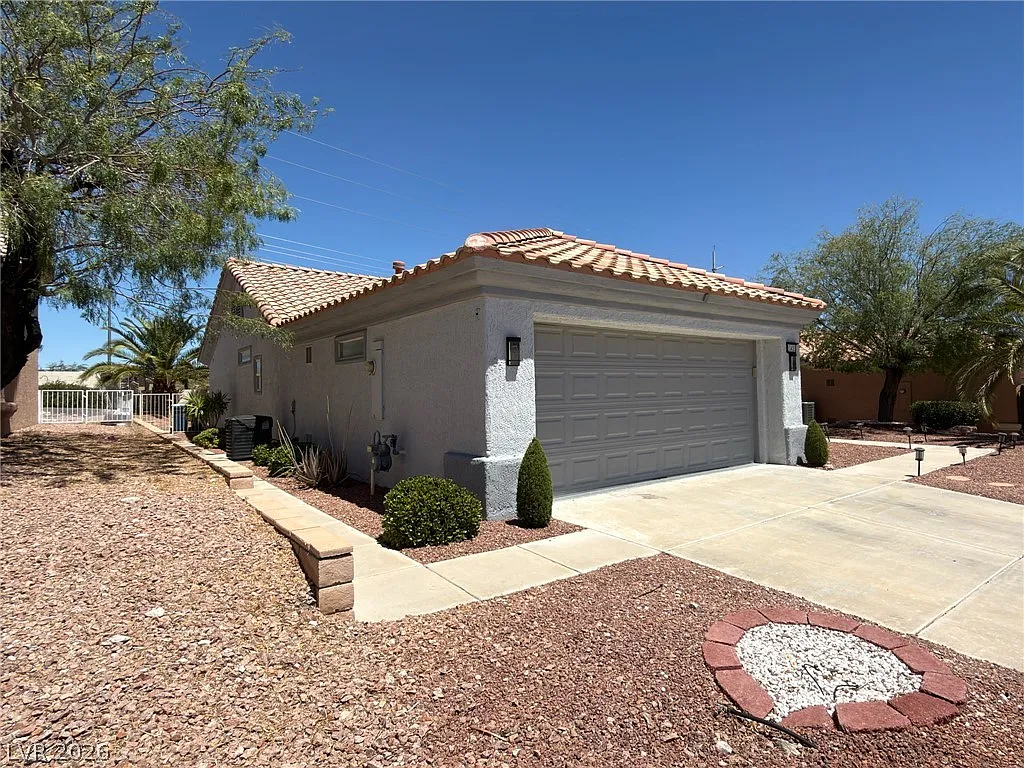 2 bed, 2.0 bath, 1388 sqft, $2,195 — Photo 2