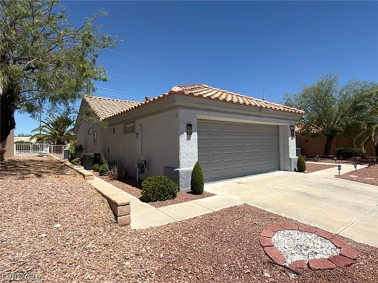 10420 Villa Ridge Dr — Photo 2