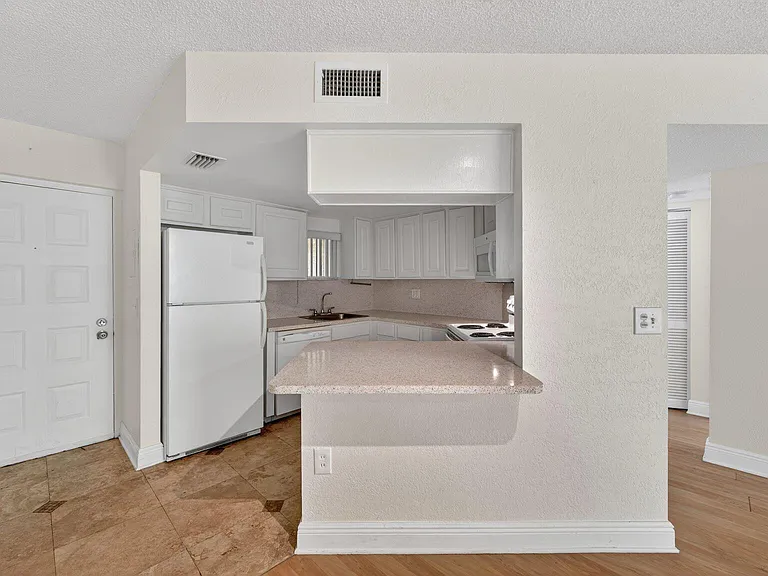 8353 Lake Dr #204 — Photo 7