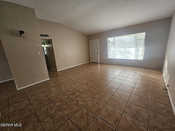 5th image of 470 Crestwood Pl
