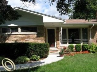 2375 E Hammond Lake Dr, Bloomfield Hills, MI 48302