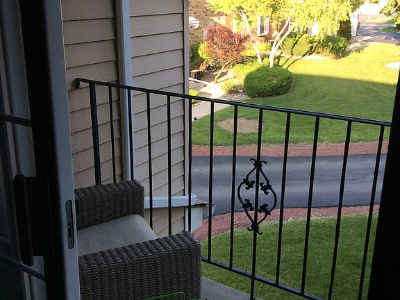 Balcony w/scenic views.