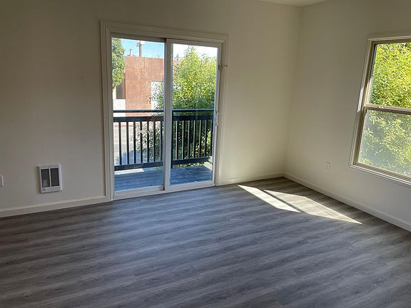 4th image of 2832 Macdonald Ave