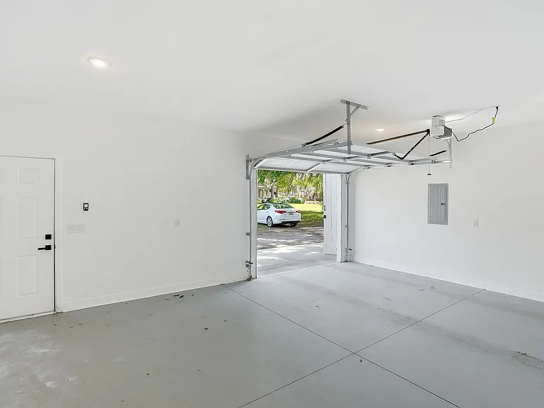 912 E Henry St — Photo 25