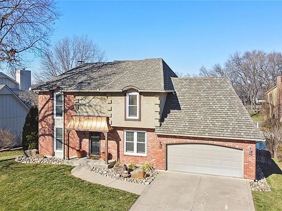 2nd image of 120 NE Wood Glen Ln