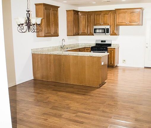 4th image of 1922 Kelly Ave Unit 1