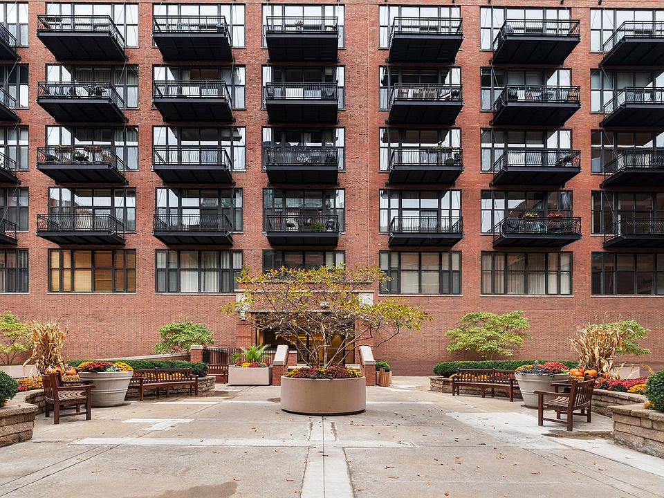 Great courtyard entrance to Union Square Lofts.  Professionally managed landscaping
