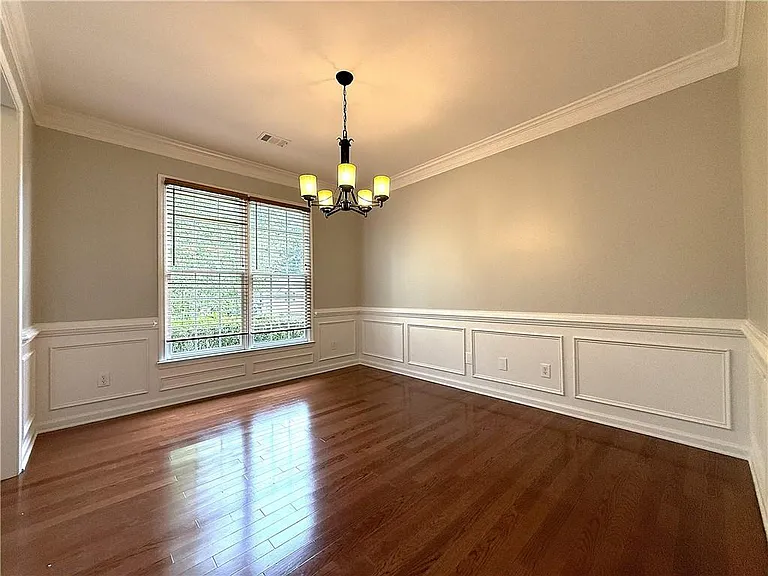 1310 Rosewood Dr — Photo 5
