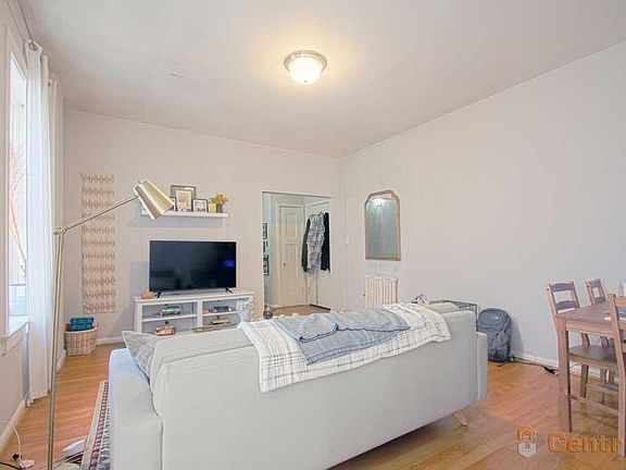 2nd image of 2135 Sacramento St #55
