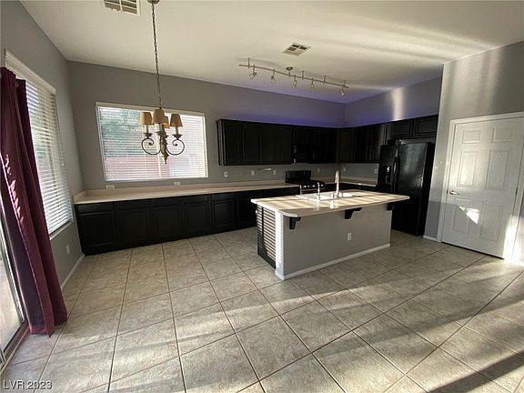 5th image of 805 Roaring Falls Ave