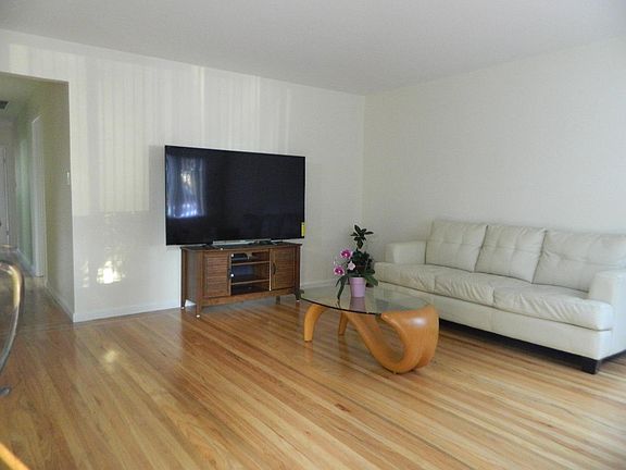 5th image of 1074 Bradford Dr