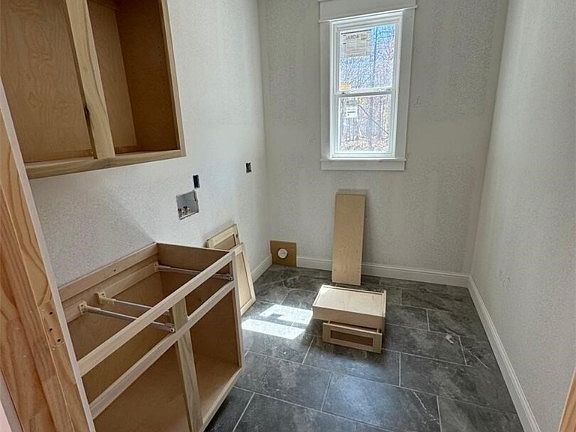 4th image of 14 Peebles Ln