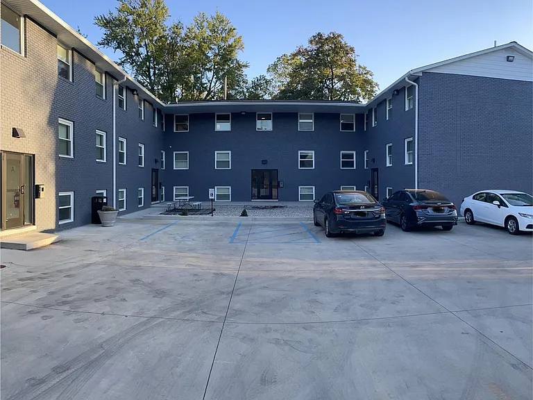 615 W Charles St — Photo 5