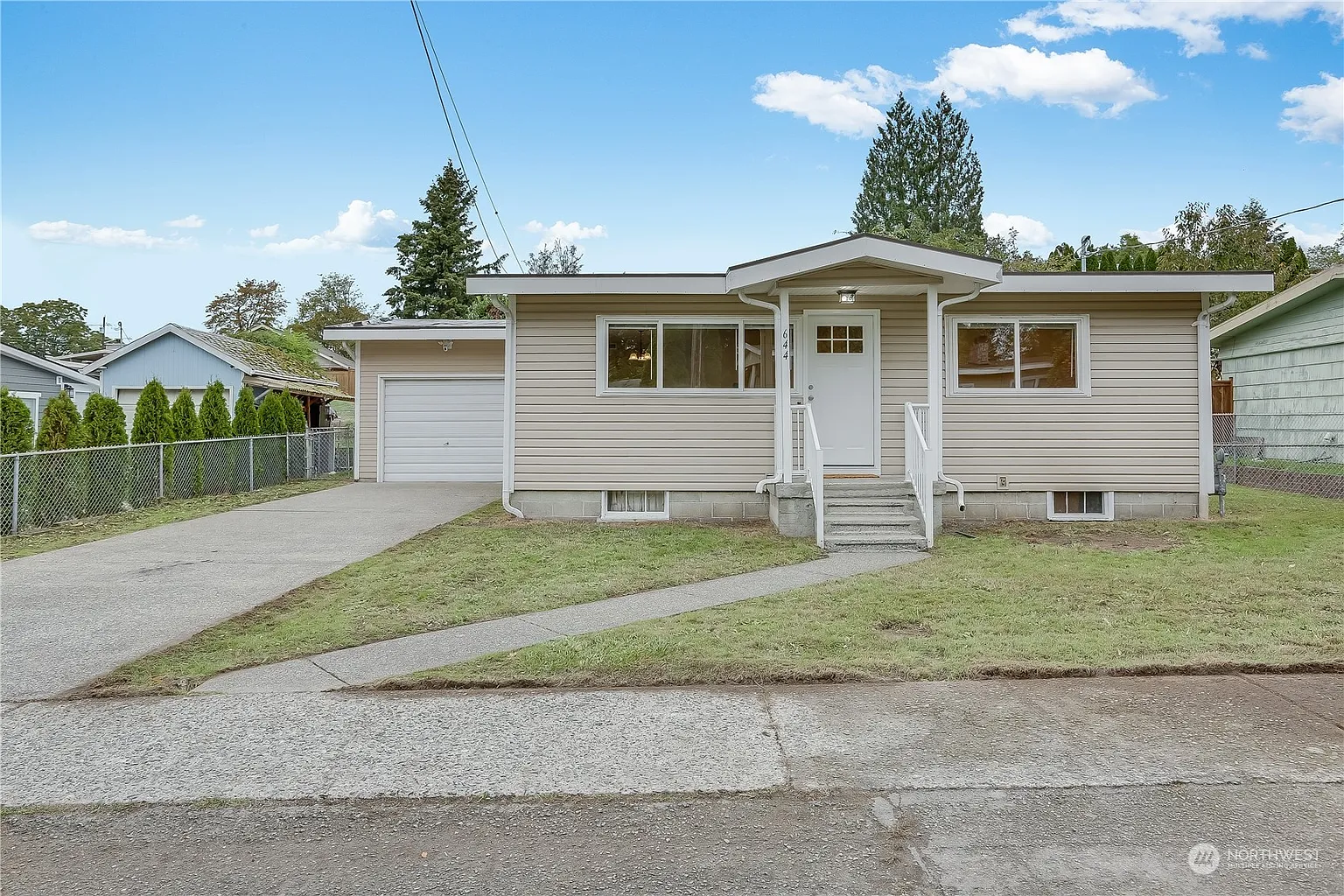 644 Ferndale Avenue NE photo 1